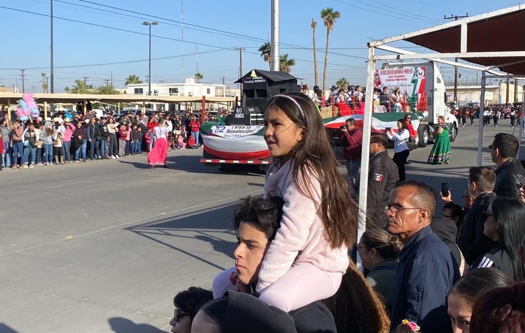 Disfrutan sanluisinos del tradicional desfile de la Revolución Mexicana