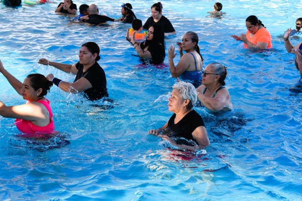 Inician 160 sanluisinos cursos de verano en la alberca municipal